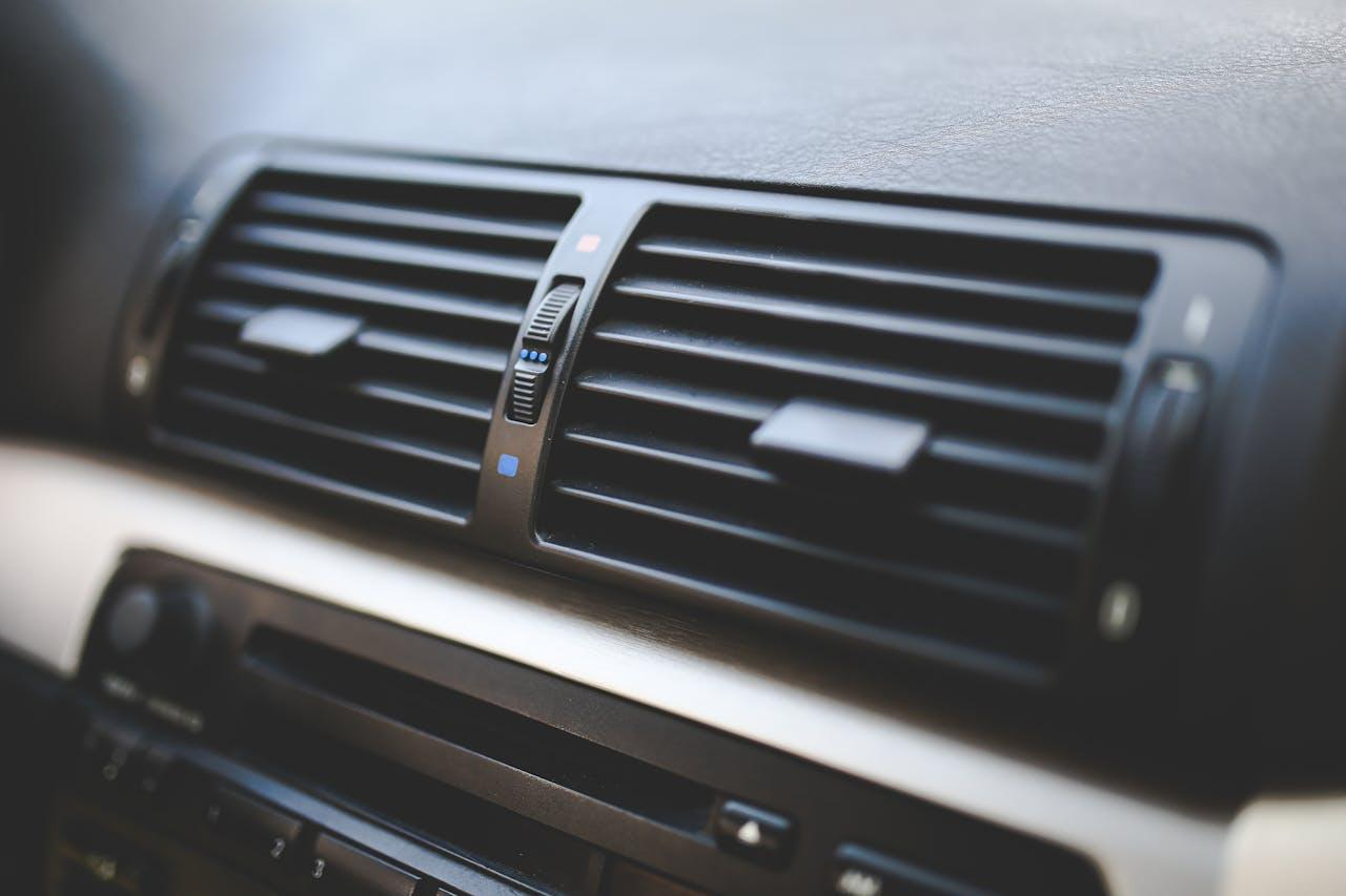 4 aspects essentiels a connaitre sur la recharge de la climatisation de votre voiture